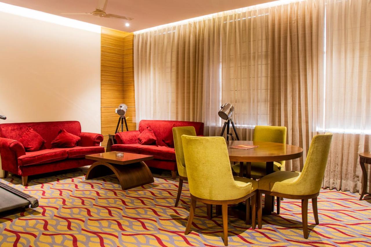 Hotel Landmark Rewa Extérieur photo