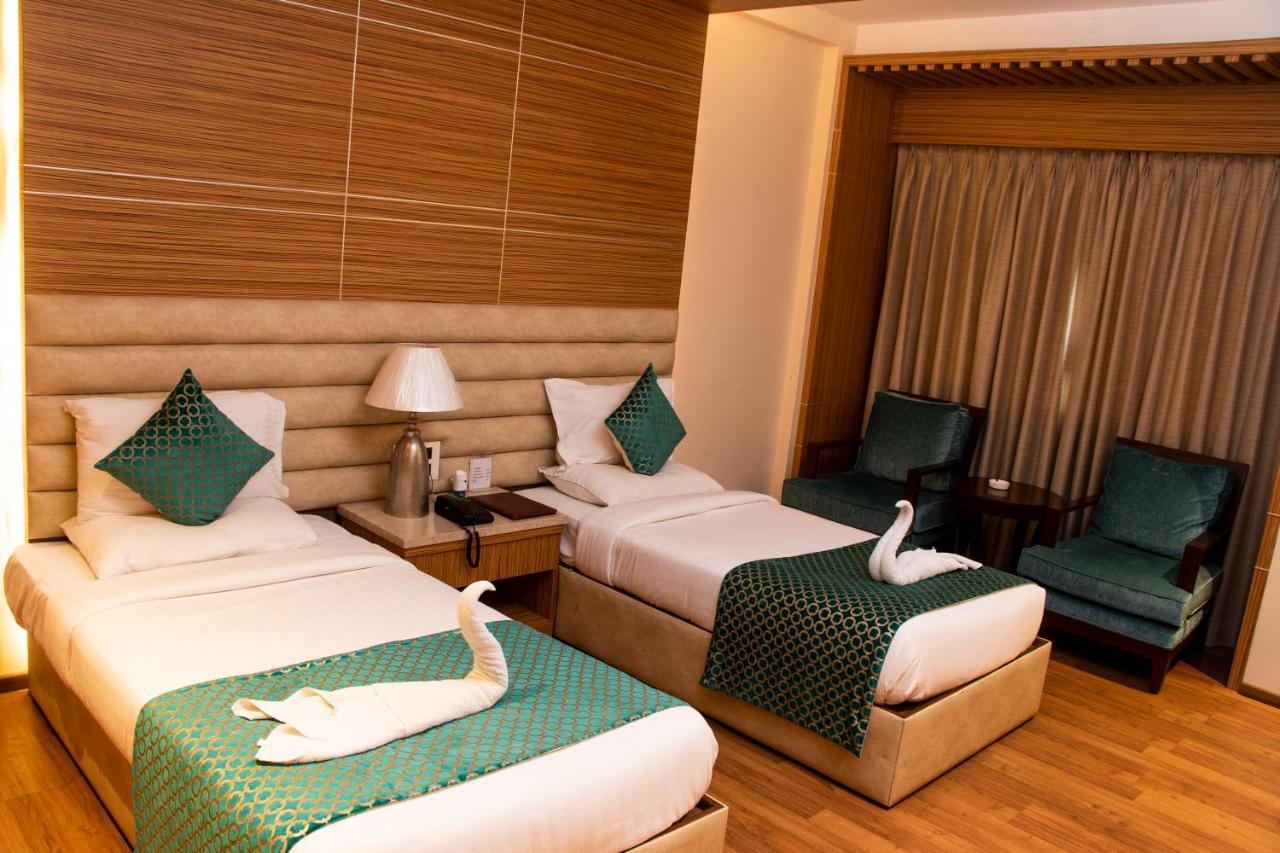 Hotel Landmark Rewa Extérieur photo