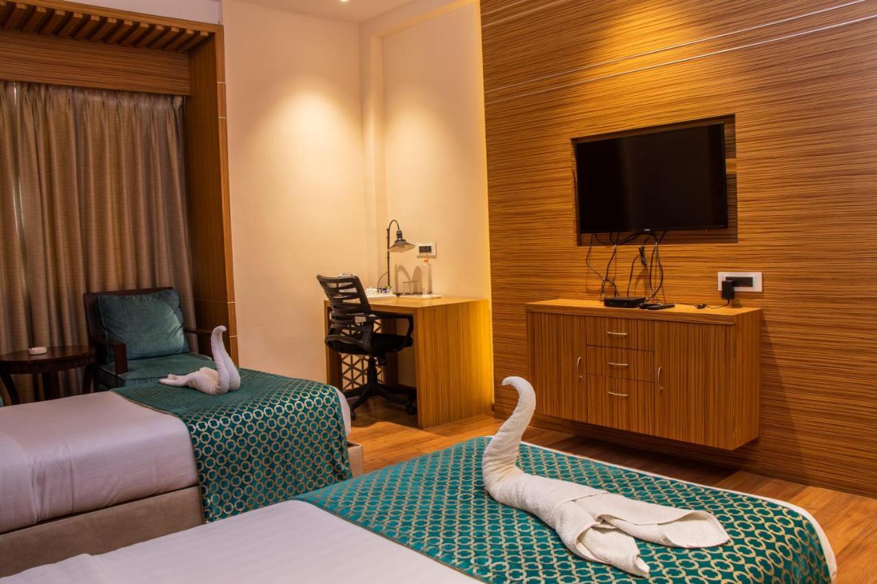 Hotel Landmark Rewa Extérieur photo