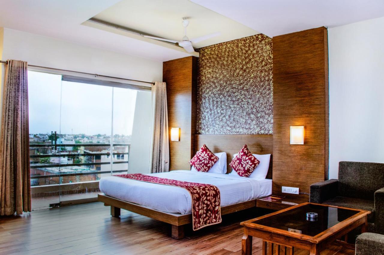 Hotel Landmark Rewa Extérieur photo