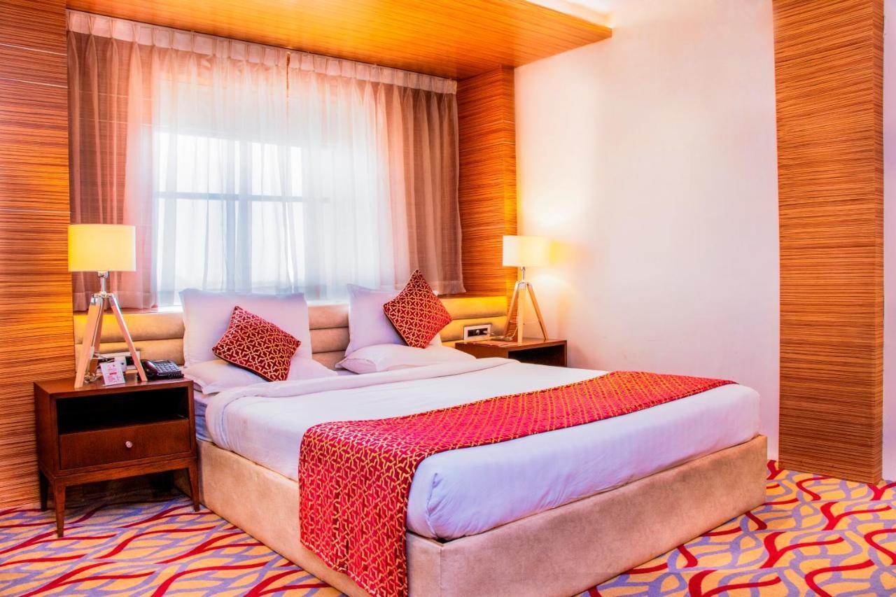 Hotel Landmark Rewa Extérieur photo
