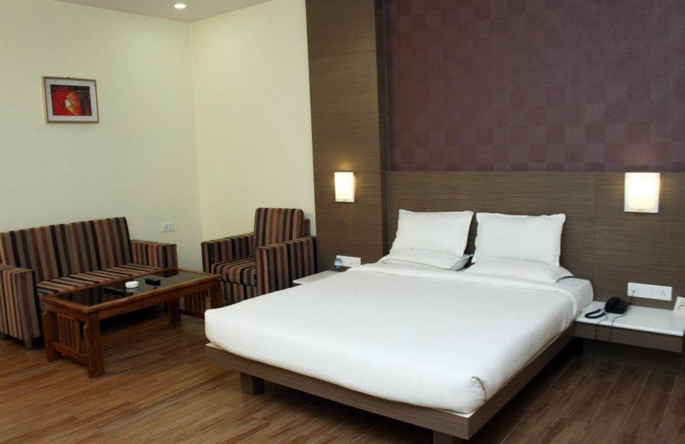 Hotel Landmark Rewa Extérieur photo
