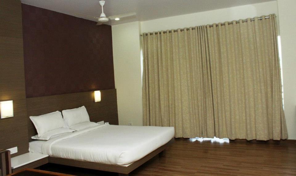 Hotel Landmark Rewa Extérieur photo